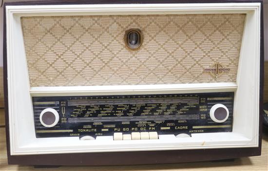 A 1950s brown Bakelite radio